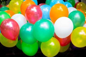 une lot de coloré des ballons fermer vues. des ballons de beaucoup couleurs. coloré des ballons Contexte. photo