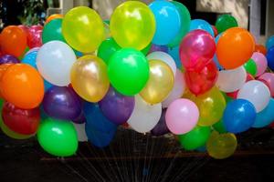 une lot de coloré des ballons fermer vues. des ballons de beaucoup couleurs. coloré des ballons Contexte. photo