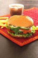 une séance photo pour un combo burger avec frites et boisson