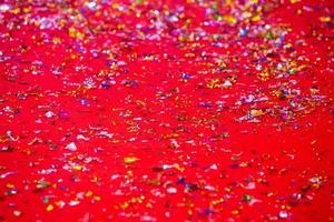 or ou argent Plastique lacets couverture sur le rouge tapis. rouge briller texture abstrait Contexte. photo