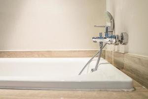 robinet d'eau d'une baignoire photo