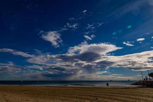 bord de mer paysage paix et silencieux sur une ensoleillé chaud journée photo