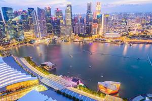 Skyline de Singapour au coucher du soleil photo