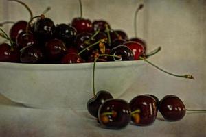 l juteux Frais été cerises dans une blanc bol sur une vintage Contexte photo