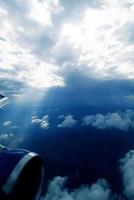 blanc des nuages contre le bleu ciel vu de le vol de le les fenêtres de le avion photo