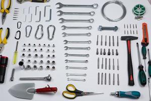 ensemble de outils pour réparation dans une Cas sur une blanc Contexte. assorti travail ou construction outils. clés, pinces, Tournevis. Haut vue photo