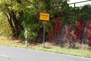 village signe de klotten avec autum coloré les plantes photo