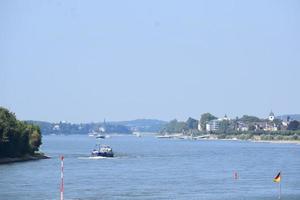 Rhin près remage avec certains navires dans été photo