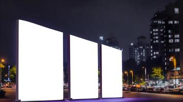 verticale permanent vide panneaux d'affichage ou voyageur debout maquettes à un événement lieu, Extérieur un événement publicité placard, verticale Vide voyageur debout dans ville dans nuit photo