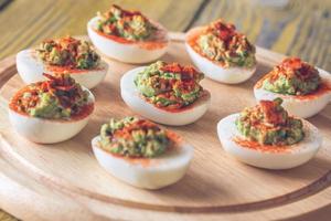 guacamole et oeufs farcis au bacon photo