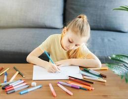 enfant fille dessin avec coloré des crayons photo