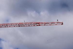 rouge grue dans nuageux ciel photo