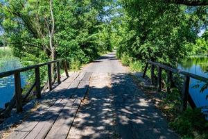 vieux pont en bois magnifiquement debout sur la rivière en arrière-plan coloré gros plan photo