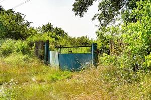 belle vieille porte de maison abandonnée dans le village sur fond naturel photo