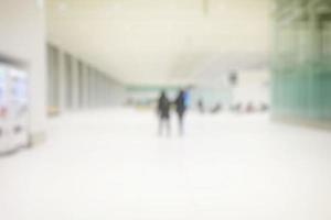 abstrait flou intérieur de couloir dans le aéroport Contexte. photo