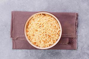 instant nouilles ou ramen nourriture thaïlandais Japonais chinois savoureux nourriture dans une blanc bol sur le dessus de la table vue photo