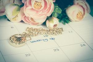 mot mariage sur calendrier et or bracelet avec cœur photo