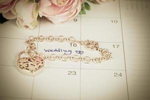 mot mariage sur calendrier et or bracelet avec cœur photo