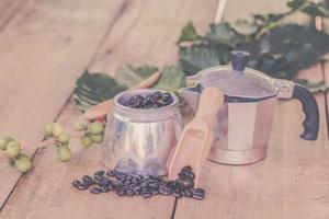 Frais café des haricots sur bois avec une moga pot photo