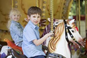 les enfants balade une rétro cheval carrousel photo