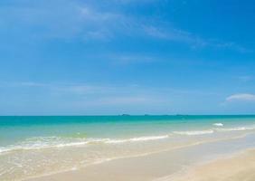 magnifique paysage été panorama de face point de vue tropical mer plage blanc le sable nettoyer et bleu ciel Contexte calme la nature océan magnifique vague l'eau Voyage sai kaew plage est Thaïlande chonburi photo