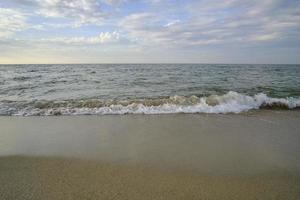 plage côte de la mer baltique avec du sable de quartz et des vagues roulantes. photo