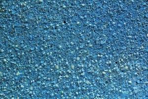 béton bleu sol avec marbre petit Naturel écrasé des pierres inséré. galets texturé Contexte. décoratif rugueux surface granit. gravier mur matériel. peu Roche toile de fond photo