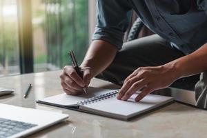 homme d'affaires lisant et écrivant sur le livre.éducation étudiant le développement des connaissances et le concept d'apprentissage cognitif. photo