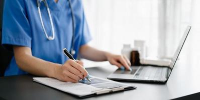 concept de technologie médicale. médecin travaillant avec un téléphone portable et un stéthoscope dans un bureau moderne photo