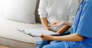 médecin et patient discutant de quelque chose assis à la table. concept de médecine et de soins de santé. photo