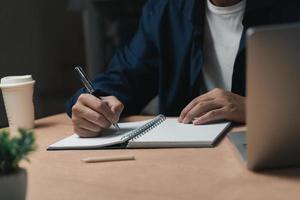 homme d'affaires lisant et écrivant sur le livre.éducation étudiant le développement des connaissances et le concept d'apprentissage cognitif. photo