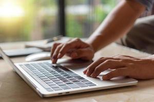 mains dactylographie sur une clavier. homme d'affaires travail sur Nouveau projet avec carnet ordinateur, emploi recherche, chercher l'Internet information en ligne, achats en ligne. photo