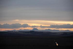 lever du soleil dans un apaisement et montagne photo