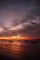 magnifique paysages de le coucher du soleil et lever du soleil avec vif couleurs de la nature dans ses le plus pur forme photo