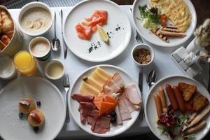 petit déjeuner dans le Hôtel pièce photo