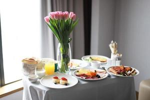 petit déjeuner Chariot avec tulipes, pièce un service photo