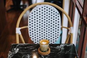 café latté sur une noir marbre table photo