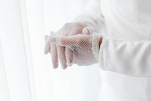 une femme portant une blanc gant est portant une blanc gant. photo