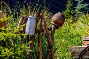 argile des pots sur le clôture décoration polonais village plein air musée sur une été journée photo