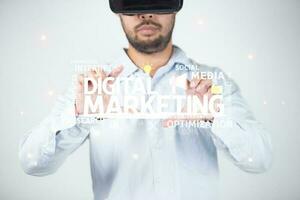 homme portant virtuel réalité des lunettes de protection avec numérique commercialisation mots au dessus le sien diriger. photo