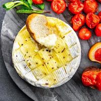 cuit doux fromage Brie ou Camembert tomate, Ail et herbes repas nourriture casse-croûte sur le table copie espace nourriture Contexte rustique Haut vue photo