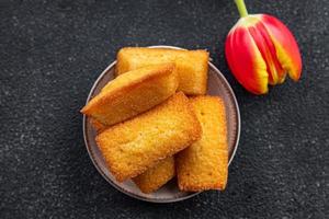 sucré gâteau financier dessert biscuit gâteau repas nourriture casse-croûte sur le table copie espace nourriture Contexte rustique Haut vue photo