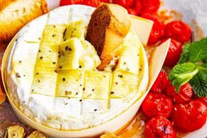cuit doux fromage Brie ou Camembert tomate, Ail et herbes repas nourriture casse-croûte sur le table copie espace nourriture Contexte rustique Haut vue photo