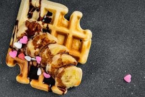 gaufres Belge ou américain gaufres petit déjeuner ou sucré dessert repas nourriture casse-croûte sur le table copie espace nourriture Contexte rustique Haut vue photo