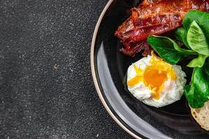 poché Oeuf petit déjeuner bacon, vert feuilles salade mélanger repas nourriture casse-croûte sur le table copie espace nourriture Contexte rustique Haut vue photo