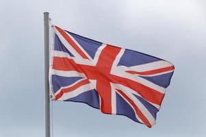 drapeau de uni Royaume contre nuageux ciel photo