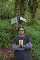 homme eu périple sur le forêt Aller à de pointe Montagne sur semarang central Java. le photo est adapté à utilisation pour aventure contenu médias, la nature affiche et forêt Contexte.