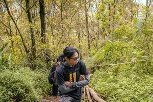 homme eu périple sur le forêt Aller à de pointe Montagne sur semarang central Java. le photo est adapté à utilisation pour aventure contenu médias, la nature affiche et forêt Contexte.