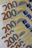 200 euro billets de banque européen facture en espèces argent isolé sur noir Contexte deux cent euro proche en haut moderne haute qualité instant Stock impression photo