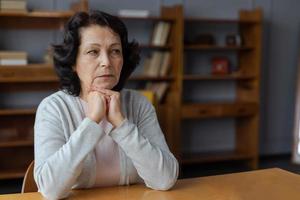 triste fatigué mauvais malade solitaire déçu plus âgée Sénior femme séance à Accueil seule. malheureux mature grand-mère expérience douleur relatif décès mal nouvelles. stressé aîné Dame Souffrance de solitude. photo